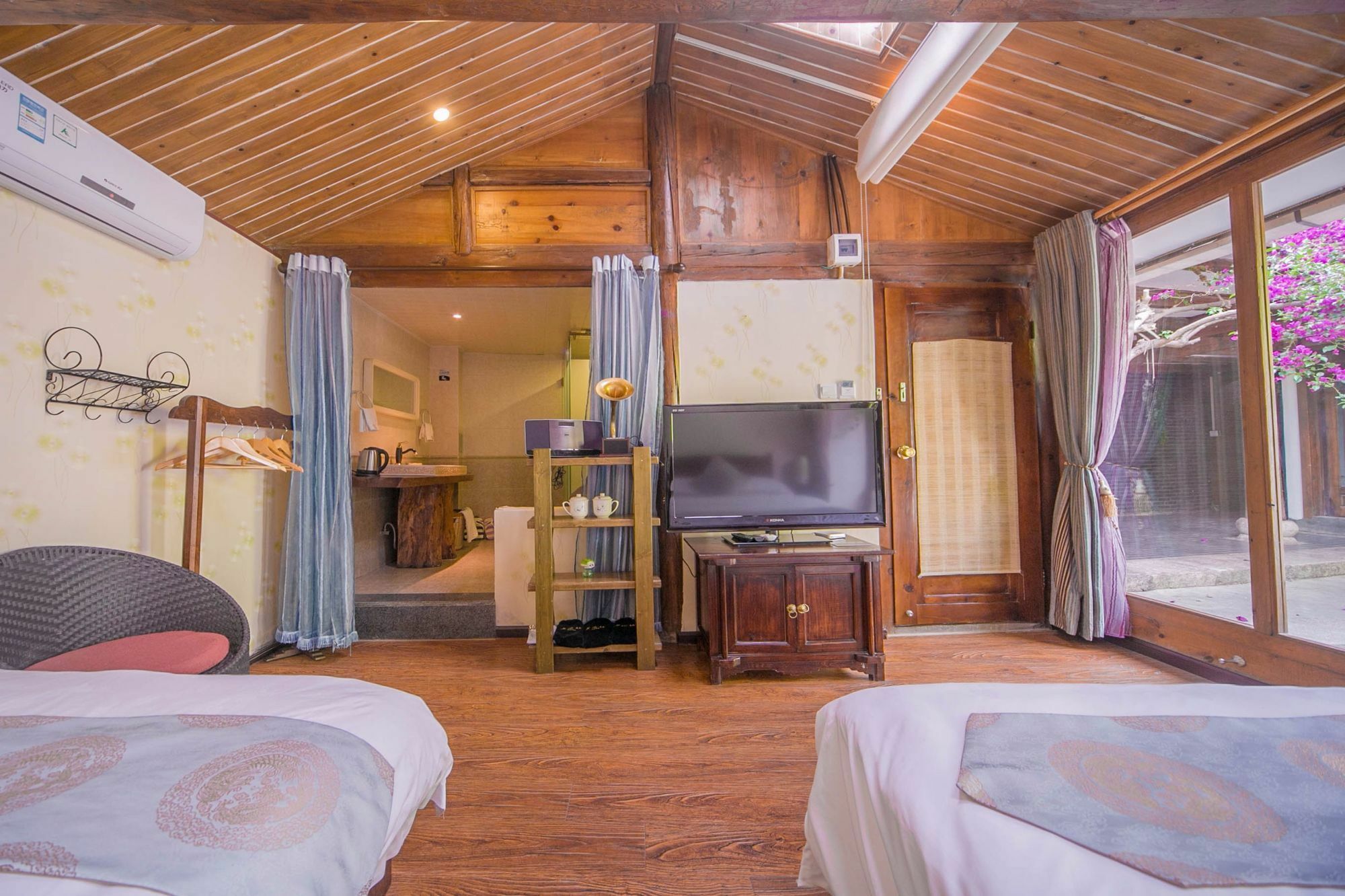 Lijiang Half Moon Bay Inn Екстериор снимка