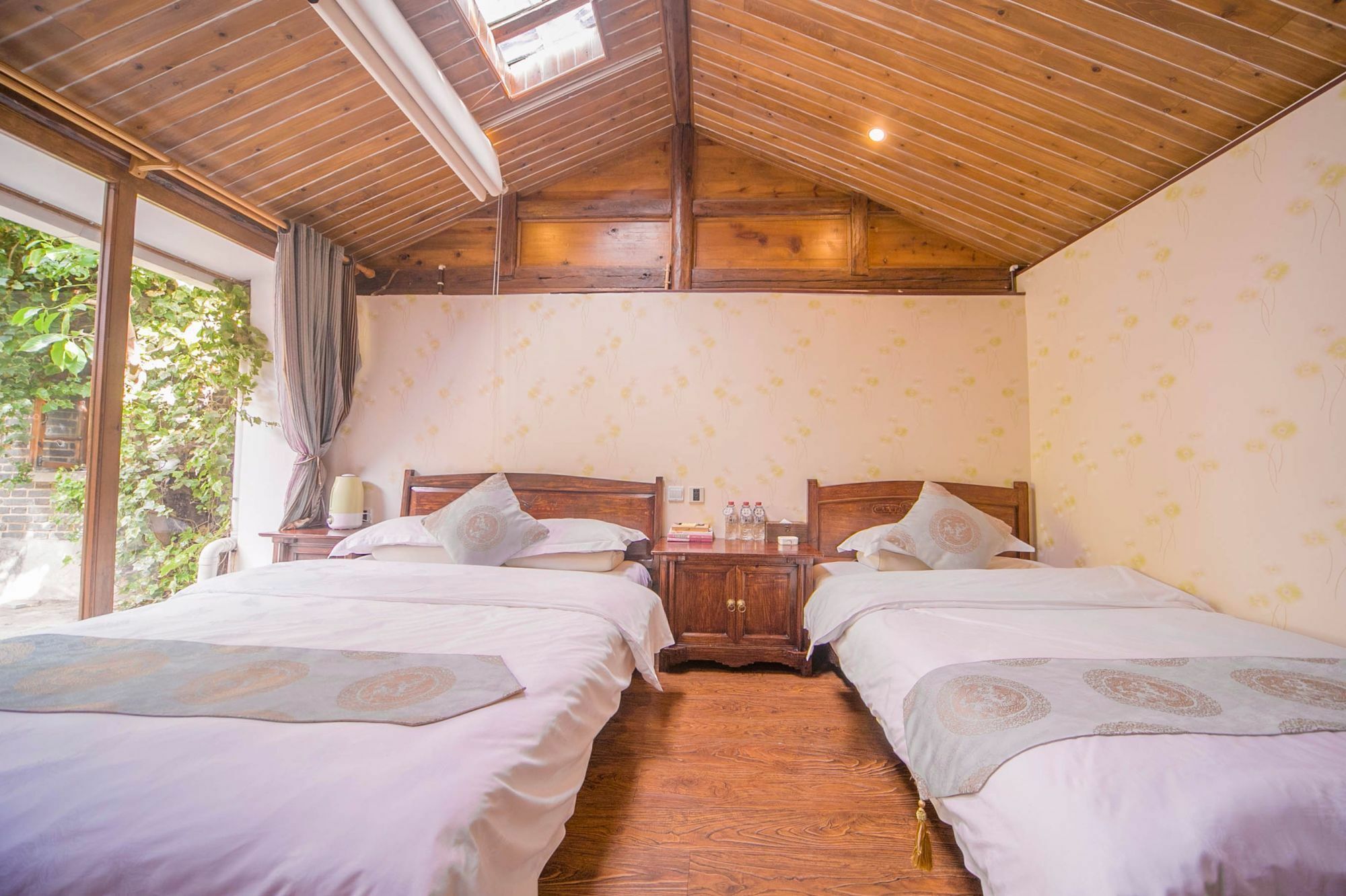Lijiang Half Moon Bay Inn Екстериор снимка